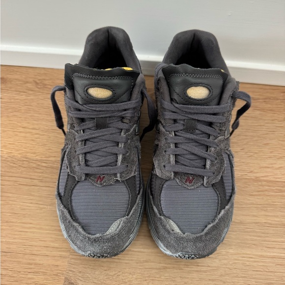 New Balance Unisex Charcoal Grey Textured 2002R Sneaker - Picture 8 of 11